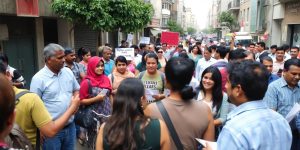 Oameni discutând despre reformele politice într-un oraș.