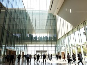 Clădire guvernamentală modernă, deschisă, cu ferestre mari, luminoase.