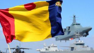 Steagul României fluturând cu nave și avioane militare.