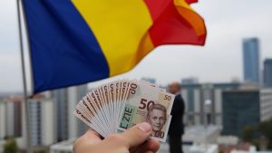 Steagul României și bani, cu un politician în fundal.